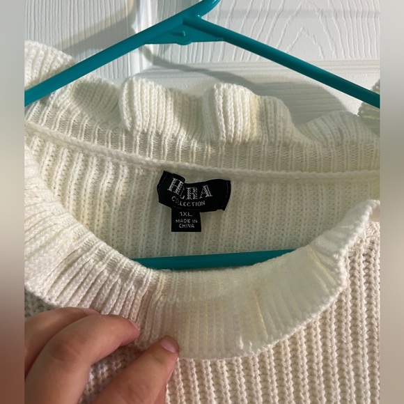 White sweater with ruffle detailing in neck and wrist forever 21 plus size - Picture 3 of 3
